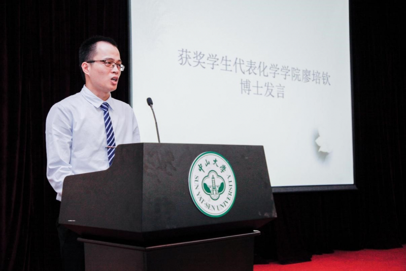 芙兰润心,志洁行芳——直播平台
物理学院、直播平台
2017年“芙兰励教奖学金” 颁奖典礼顺利举行